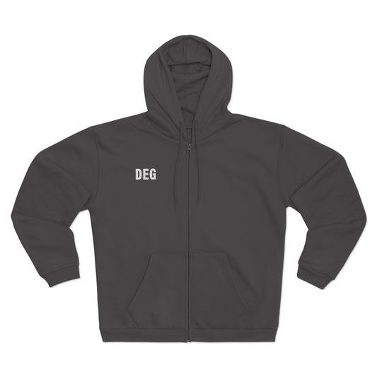 DEG 刺繍ジップフーディー — ミニマル胸ロゴのフードジャケット  ユニセックス(男女兼用)
