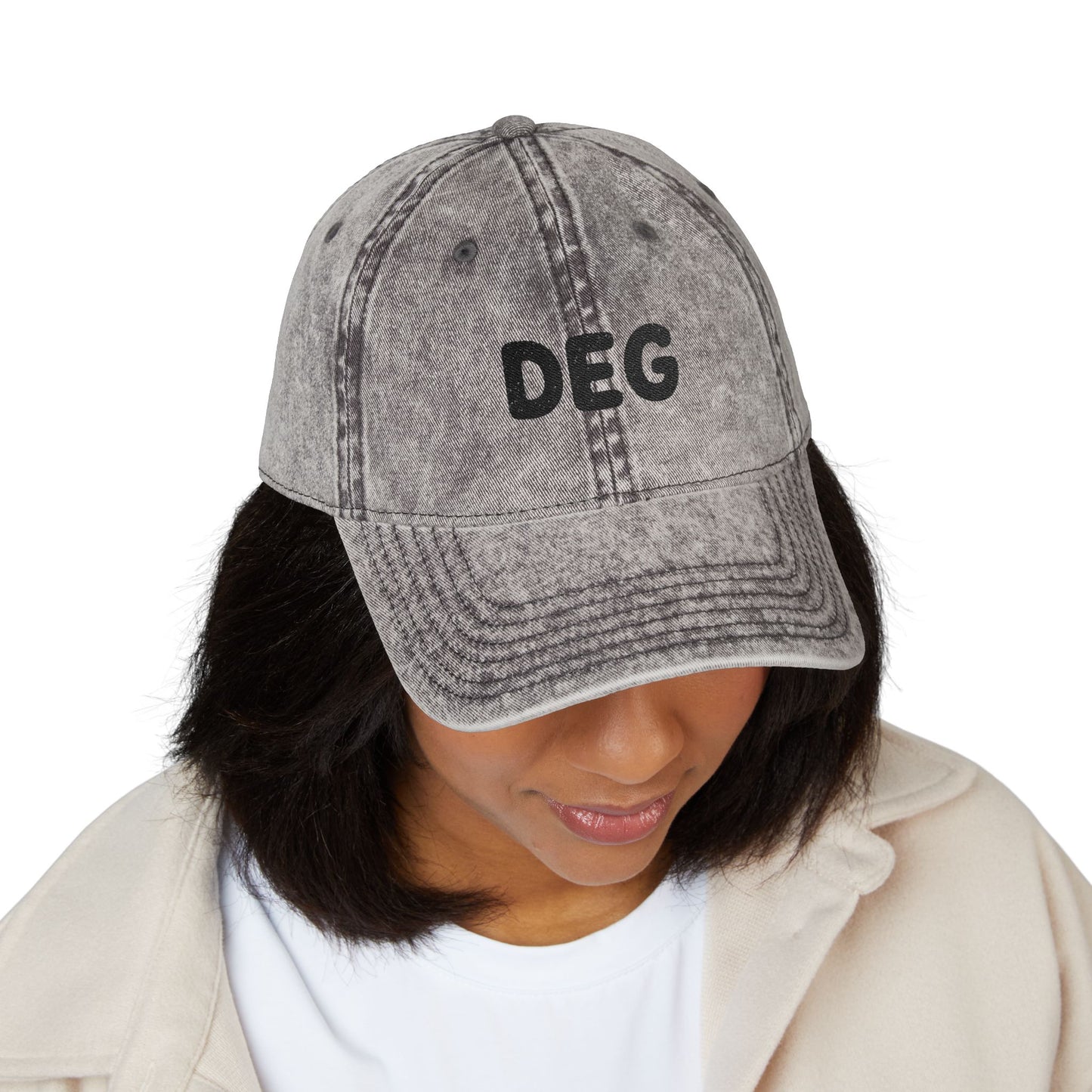 ユニセックス　刺繍ヴィンテージキャップ – “DEG” ウォッシュドコットンベースボールキャップ
